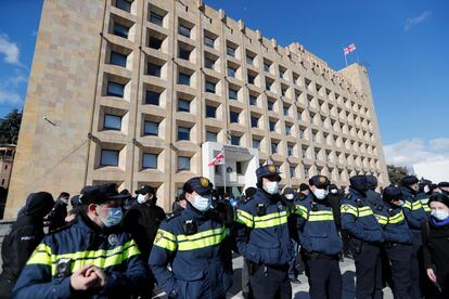 Un grupo de policías georgianos rodea la sede del Gobierno, este martes en Tbilisi.