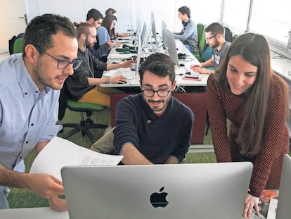 En primer término, Gregorio González, Daniel Gómez y Belén Juárez, alumnos de la 32ª promoción del máster de Periodismo. 