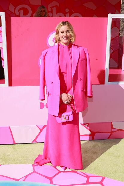 Hubo varias invitadas a las que el calor parecía no afectarles. Una de ellas fue la directora de la película, Greta Gerwig, quien acudió con abundante profusión de tela: chaqueta americana, vestido largo y bolso a juego. Todo en el rosa creado por Pier Paolo Piccioli para Valentino y que fue el color de la temporada hace ya casi dos años.