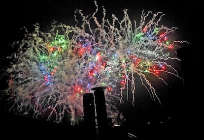 Miles de personas se acercan al parque de la Vuelta del Castillo de Pamplona para disfrutar de los fuegos artificiales.