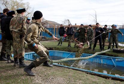 Los estudiantes de la escuela militar General Yermolov se ejercitan bajo la atenta mirada de sus supervisores. Los alumnos realizan los ejercicios físicos con los que se entrenan los militares.