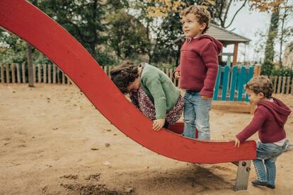 Tres niños juegan en el parque. 