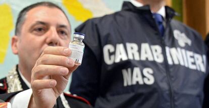 El capit&aacute;n de la polic&iacute;a italiana Gennaro Riccardi muestra un vial con heparina supuestamente utilizado por la enfermera.