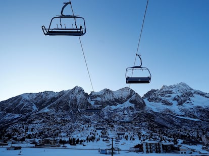 Telesilla parada en la estación de esquí Passo Tonale, en los Dolomitas.