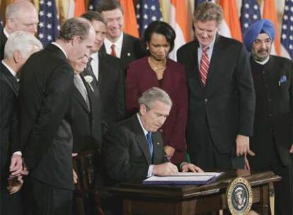 George W. Bush, rodeado por miembros del Congreso, firma el acuerdo atómico con India en la Casa Blanca.