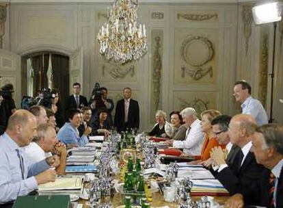 Angela Merkel (tercera, por la derecha) preside la reunión del Gobierno alemán en el palacio de Meseberg.