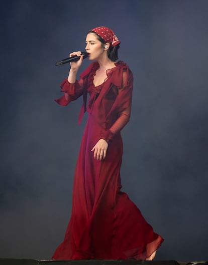 Gracie Abrams en Glastonbury, 2025. En el verano de 2025 Gracie Abrams eligió un vestido que encaja a la perfección con la estética de Glastonbury: bohemio, desenfadado y con guiños a décadas pasadas. El pañuelo, anudado de manera informal, es un accesorio clave para completar el look en un festival en el que el atuendo es parte de la experiencia artística. (Samir Hussein/WireImage)