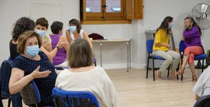 Actividad con mujeres de uno de los proyectos beneficiarios del Programa de Ayudas de la Fundación La Caixa. 