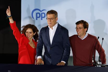 La presidenta de la Comunidad de Madrid, Isabel Díaz Ayuso (i), el alcalde José Luis Martínez-Almeida (d) y el presidente del PP, Alberto Núñez Feijóo (c), saludan a los simpatizantes desde el balcón de Génova tras conocer los resultados del 28-M.