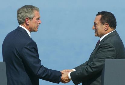 El presidente de George W. Bush y el presidente egipcio Hosni Mubarak, se estrechan las manos durante un encuentro celebrado en Sharm El-Sheikh.