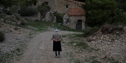 Sinforosa Sancho camina por la población de La Estrella, en Teruel.