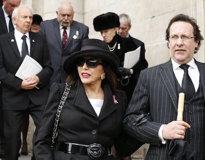 La actriz Joan Collins y su marido, Percy Gibson, salen de la Catedral de San Pablo tras los funerales por la muerte de la ex primera ministra Margaret Thatcher, Londres.