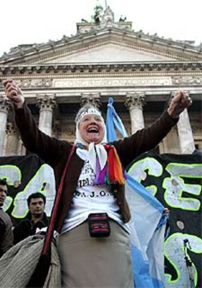 La presidenta de las Abuelas de Mayo festeja la noticia ante el Congreso.