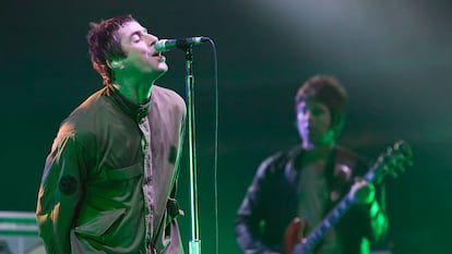 Liam Gallagher (izquierda) y Noel Gallagher (derecha), en una actuación de Oasis de 2009 en Graefenhainichen, Germany.