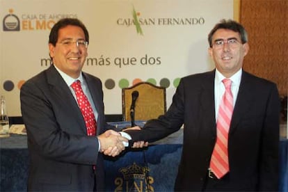 Antonio Pulido, presidente de El Monte, y Luis Navarrete, de Caja San Fernando, ayer, tras presentar el proyecto de fusión.