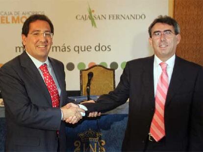 Antonio Pulido, presidente de El Monte, y Luis Navarrete, de Caja San Fernando, ayer, tras presentar el proyecto de fusión.
