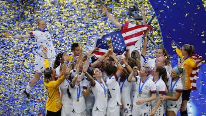 Americanas erguem a taça de campeãs mundiais.