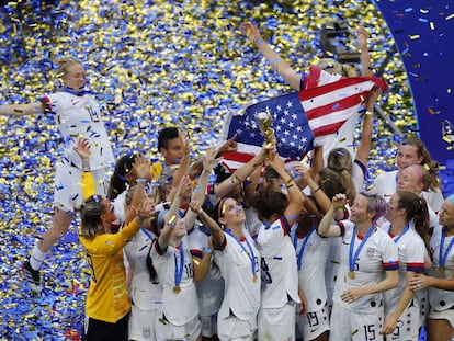 Americanas erguem a taça de campeãs mundiais.