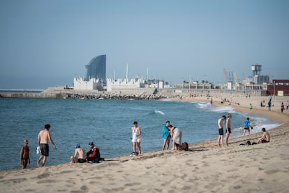 Playa de Bogatell durante los primeros días de la fase cero.