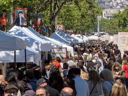 Una imagen del Passeig de Gràcia en el último Sant Jordi. / Carles Ribas