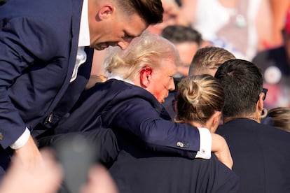 El expresidente Donald Trump, evacuado del escenario del mitin en Butler (Pensilvania).