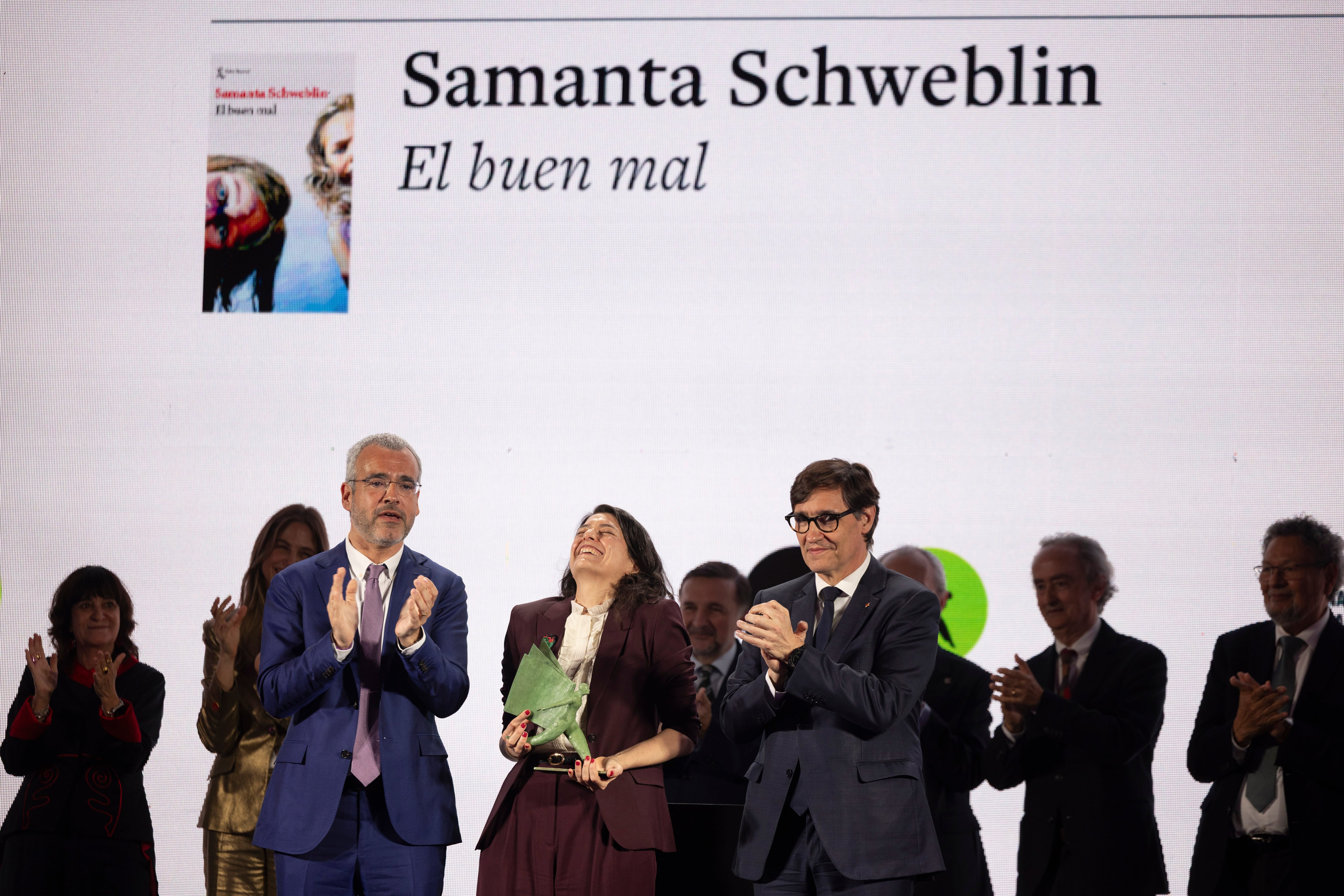 Samanta Schweblin, con el premio Aena, flanqueada por Maurici Lucena (izquierda) y Salvador Illa.
