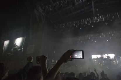 El público capta con sus móviles la actuación de The Chemical Brothers en el Sónar de Buenos Aires.