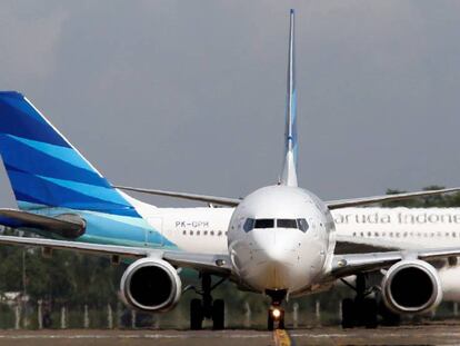 Dos aviones de la aerolínea Garuda Indonesia en el aeropuerto de Yakarta.