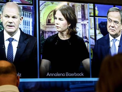 Periodistas observan en directo un debate electoral en Alemania, el 19 de septiembre. 