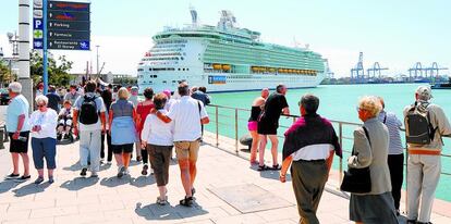 Turistas en el puerto de Las Palmas.