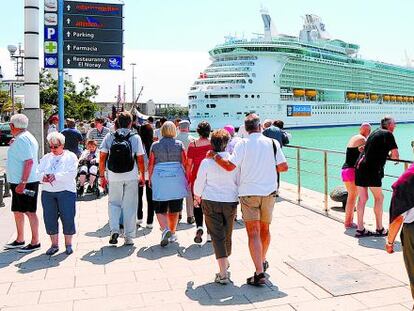 Turistas en el puerto de Las Palmas.