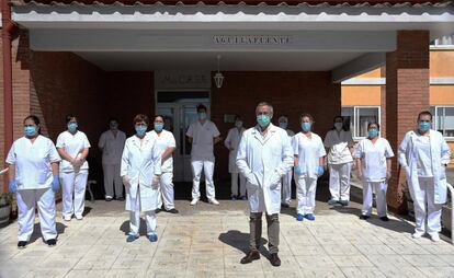 El director de la residencia para mayores de Aguilafuente, en Segovia, Agapito Fernández (centro), posa junto con todos los trabajadores del centro. Han decidido confinarse junto a sus internos para no meter con ellos "al bicho", especialmente virulento en las personas de avanzada edad.