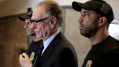 Carlos Arthur Nuzman acompanhado por agentes federais nesta quinta.