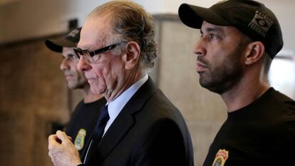 Carlos Arthur Nuzman acompanhado por agentes federais nesta quinta.