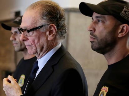 Carlos Arthur Nuzman acompanhado por agentes federais nesta quinta.