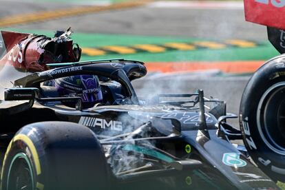 El piloto Lewis Hamilton, de la escudería Mercedes, tras el accidente en el círcuito de Monza.