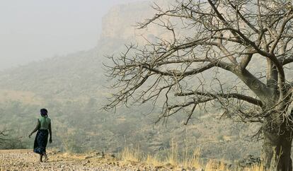 Una mujer camina por una zona des&eacute;rtica en Mali.