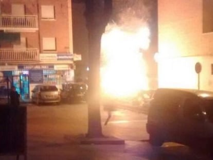 Montones de basura incendiados en Parla el pasado viernes.