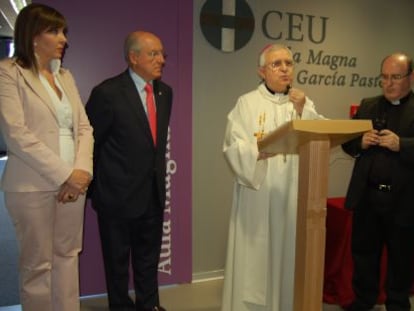 Mercedes Alonso y el obispo Jes&uacute;s Murgui, en el centro, en la nueva sede del CEU de Elche.