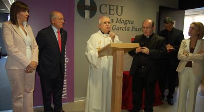 Mercedes Alonso y el obispo Jesús Murgui, en el centro, en la nueva sede del CEU de Elche.