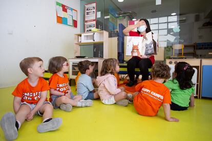 Una profesora con mascarilla durante una clase en un colegio madrileño.