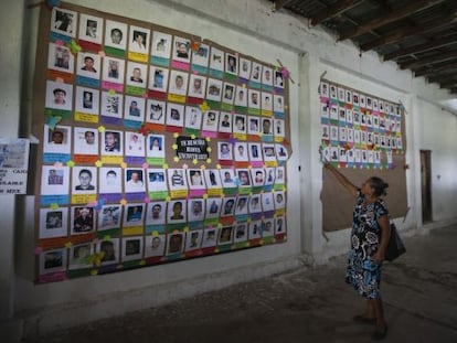 Prisca Arellano señala la fotografía de Omar, su sobrino desaparecido.