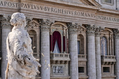 Vista del balcón central de la basílica de San Pedro en el Vaticano. 