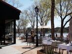 Terraza de Villa Verbena junto al lago de la Casa de Campo minutos antes de abrir el pasado miércoles