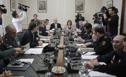 Al fondo de la mesa, el alcalde Joan Ribó y la delegada del Gobierno en la Comunidad, Gloria Calero, durante la junta de seguridad previa a las Fallas.