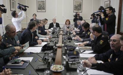 Al fondo de la mesa, el alcalde Joan Ribó y la delegada del Gobierno en la Comunidad, Gloria Calero, durante la junta de seguridad previa a las Fallas. 