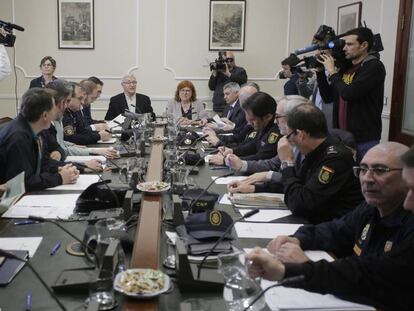 Al fondo de la mesa, el alcalde Joan Ribó y la delegada del Gobierno en la Comunidad, Gloria Calero, durante la junta de seguridad previa a las Fallas. 