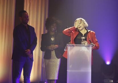 Kiti Mánver recibe el premio a mejor actriz protagonista por su interpreación en 'Iba en serio', el musical autobiográfico del presentador Jorge Javier Vázquez.