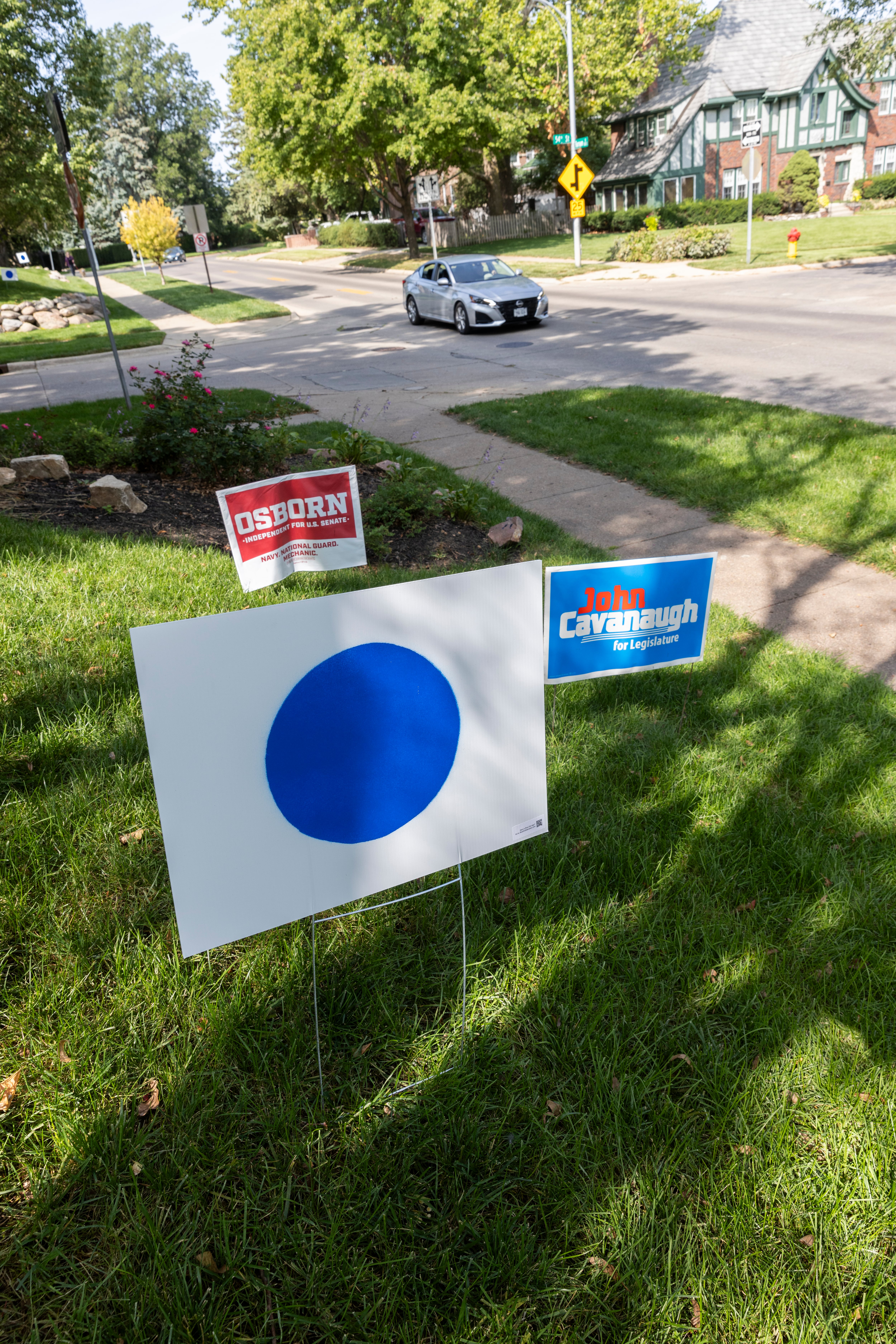 Cartel con un punto azul en apoyo de los demócratas, en un jardín de Omaha.