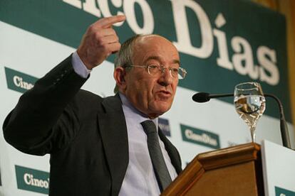 Miguel Ángel Fernández Ordóñez, durante su intervención en el Foro de Cinco Días
<i>.</i>